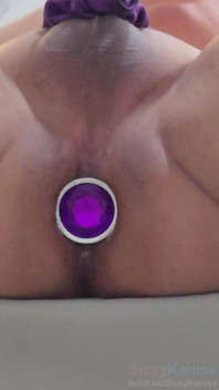 Sissy Kanisa prova på ny leksak lila juvel metall anal plug storlek L