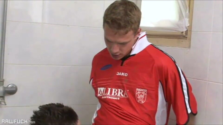 Raw Fuck: Futăcioși de fotbal transpirați fac un duș cu spermă