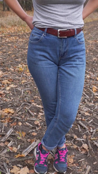 Une MILF taquine son gros cameltoe en jean bleu