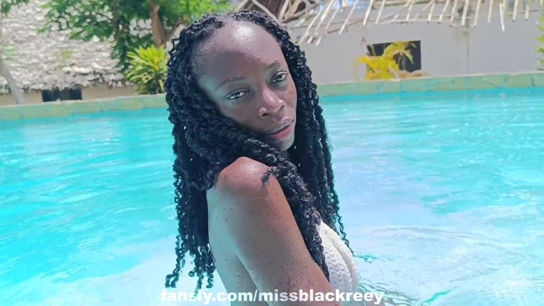 Missblackreey: Chica de ébano sexy con plug anal en la piscina