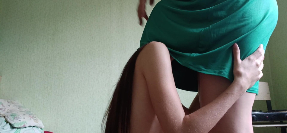 Lesbian-candys: 恥ずかしがり屋のガールフレンドが私のスカートの下に潜り込み、すぐに私をオーガズムに導きました