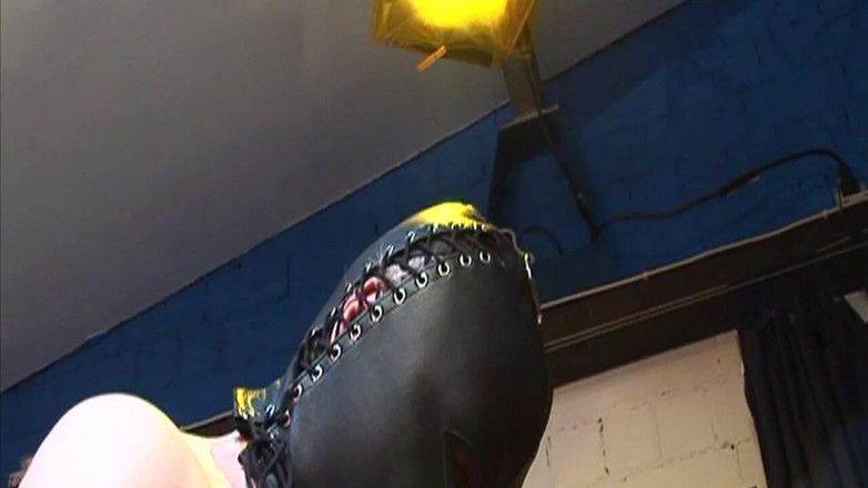 Bangora sluts: Dominatrix kapşonlu köleyi büyük dildoyla eğitiyor