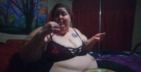 Kitty Delgato: Obrovská steaková hoda pro bohyni. 17 minut nádivky.