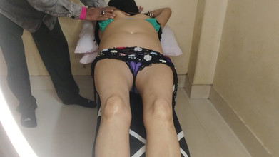 Xoxo Times: Memek cewek hot ini dipijat dengan ekor