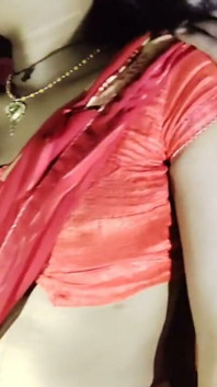 Une bhabhi desi indienne sexy en sari