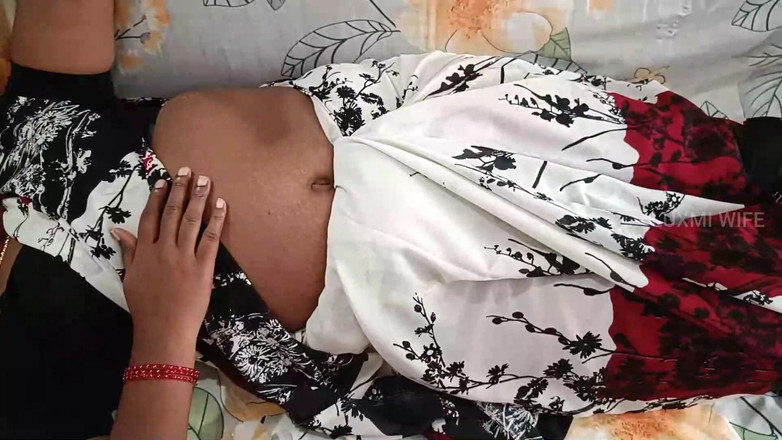 Luxmi Wife: Vrouw krijgt een piekorgasme dat uit poesje stroomt - 3