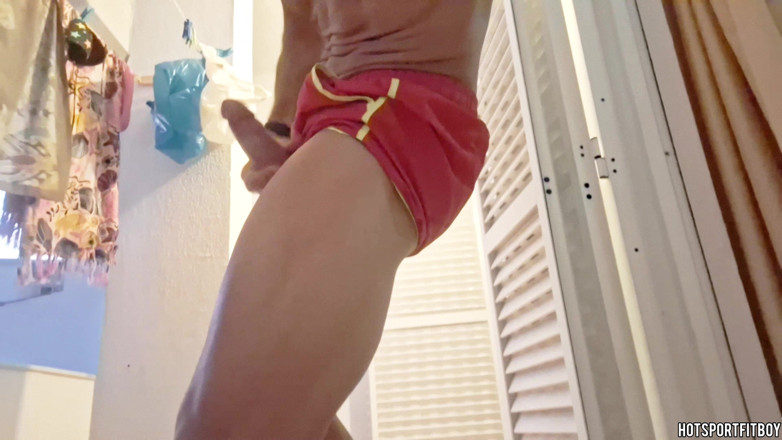 Hotsportfitboy: Risky masturbation and cumshot in a balcony