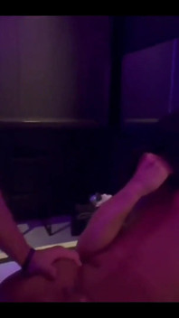 Nous avons emmené la femme du cocu dans un motel et l’avons baisée par tous les moyens, nous lui avons mis deux bites dans la chatte et l’avons filmée pour lui envoyer !