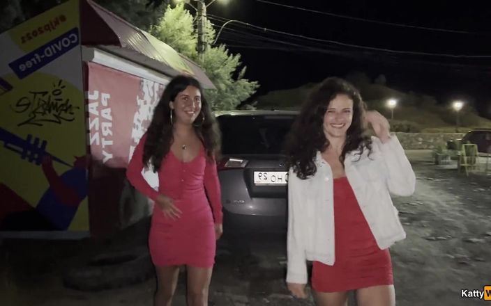 Katty West: İki kız arkadaş park yerinde bir arabanın yanında birlikte işiyor