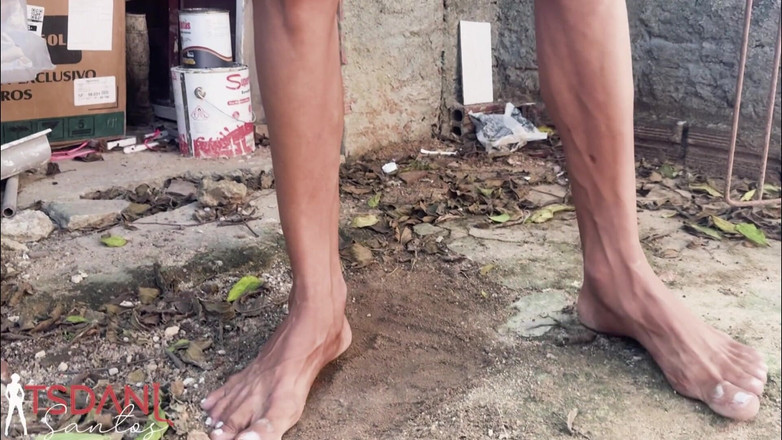 Tsdanisantos1: Daniela Santos effectue un fétichisme des pieds avec éjaculation.