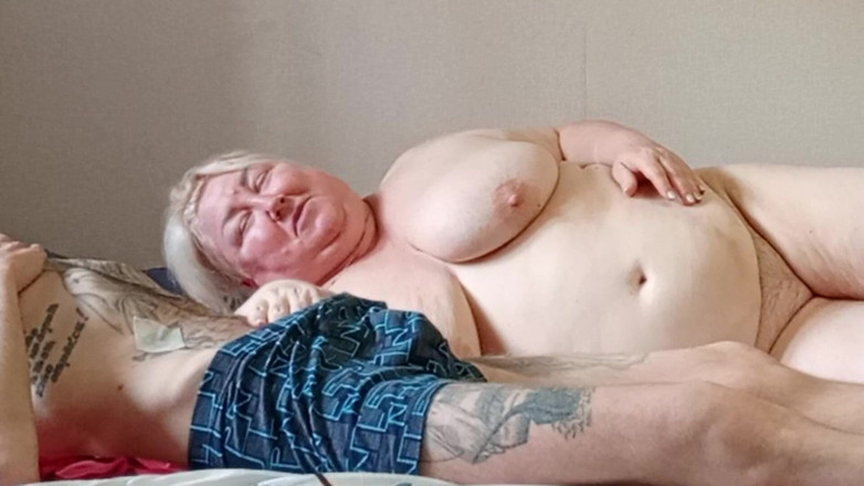 Zona901: Pacar dengan terampil mengisap kontol dan menelan air mani