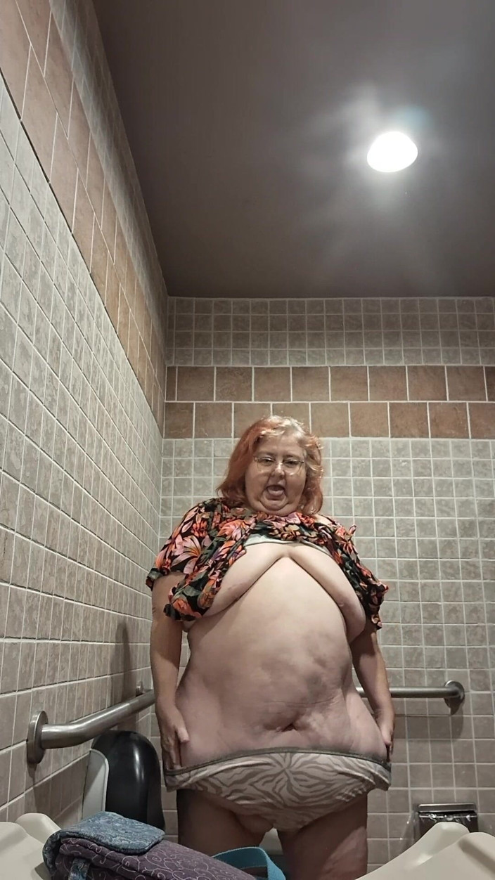BBW nurse Vicki adventures with friends: bari sundar nars Vicki snanaghar men naachti aur kapre utaarti...