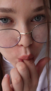 Seksowny psycholog pokazuje zdjęcia, a następnie powoli zaczyna dotykać jej cipki podczas sesji
