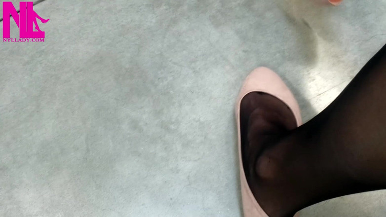 Nyllady: Bungelend in Rose Ballet flats in een winkel