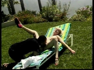 First Black Sexperience: Blonďatá kráska s obrovskými prsy saje tvrdého černého ptáka, než se...