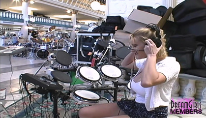 Dream Girls: Mindys big tits & pussy In a music store