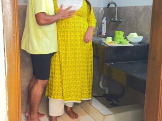 Aria Mia: Sąsiedzi pieprzą nową żonę podczas cięcia warzyw w kuchni