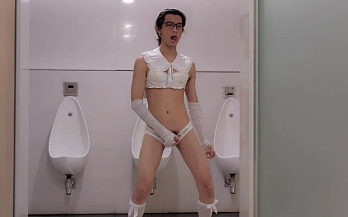 NotAFuta: Lindo crossdresser exhibicionista semen en baño público