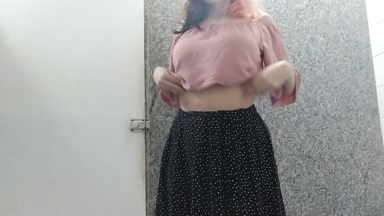 Ms Candy Bunny: Exhibition dans les toilettes d’état