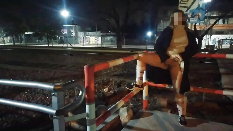 Activecouplearg: 在观众面前的户外性爱短裙闪烁没有内裤显示阴户被抓住