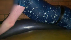 Aussie bi boy: Honění vodní trubice v latexu na vodní posteli