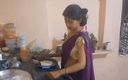 Sexy Girlfriend Girl: 厨房一个男人在她的丈夫面前操了一个印度家庭主妇