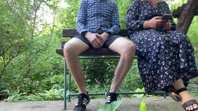 OurFetishLife: Wunderschöne stiefmutter-milf melkt einen großen schwanz im park auf einer...