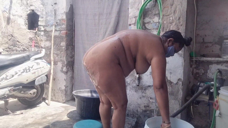 Yourgeeta8899: Indian Bhabhi's Hot Video While Bathing