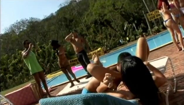 Outdoor Fucktivities: Pazza orgia bagnata con latine tettone e uno stallone fortunato