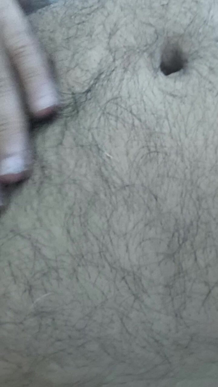 Daddy Dude: Tati indian întins pe pat tachinând și pozând pentru tine