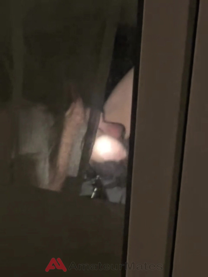 AmateurMates: Un Garçon Surpris En Train De Se Branler Sur Son...
