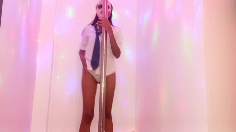 NEGRITA SEXY: Erotic Brunette Decided to Dance on a Pole Since She...