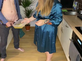 Our Fetish Life: 穿着丝质长袍的性感岳母在厨房为她的女婊撒尿