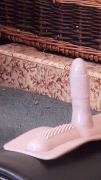 Y tá Trisha cưỡi ngựa Sybian