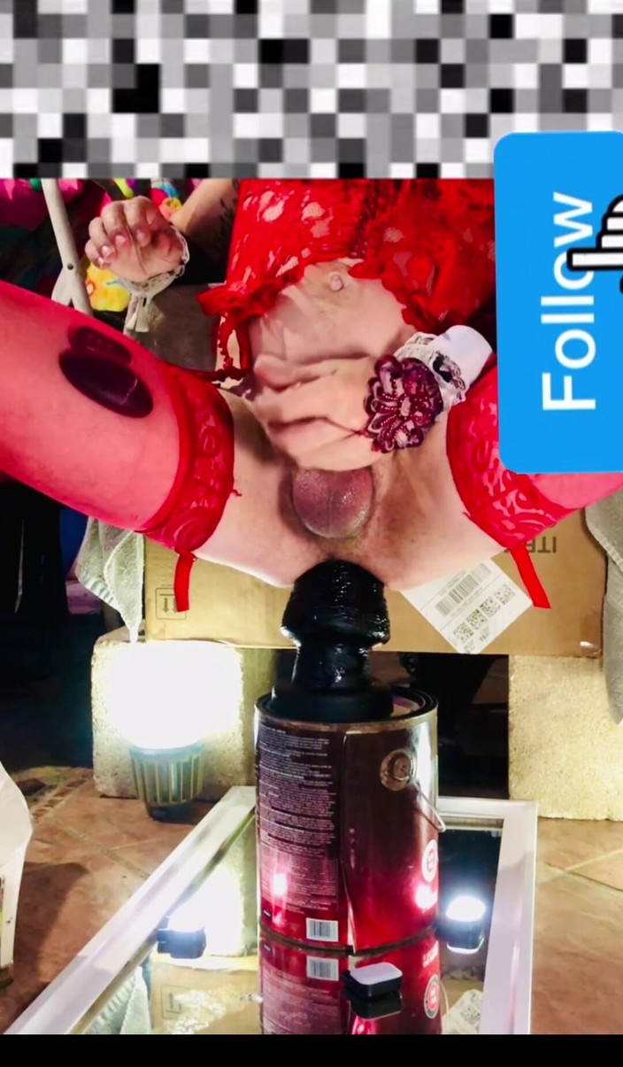 Benito414: Sissy Crossdresser Lace Bustier skáče v obrovském velkém černém robertku