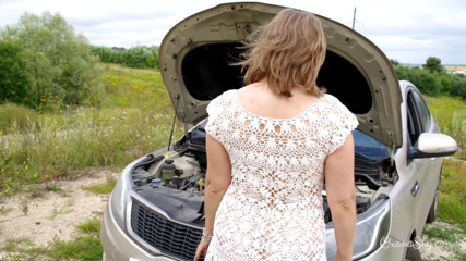 MILF Oxana: Dumb blonde and stalled car