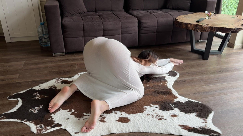 Skinny_lady69: Evde şeffaf elbise içinde esnetme