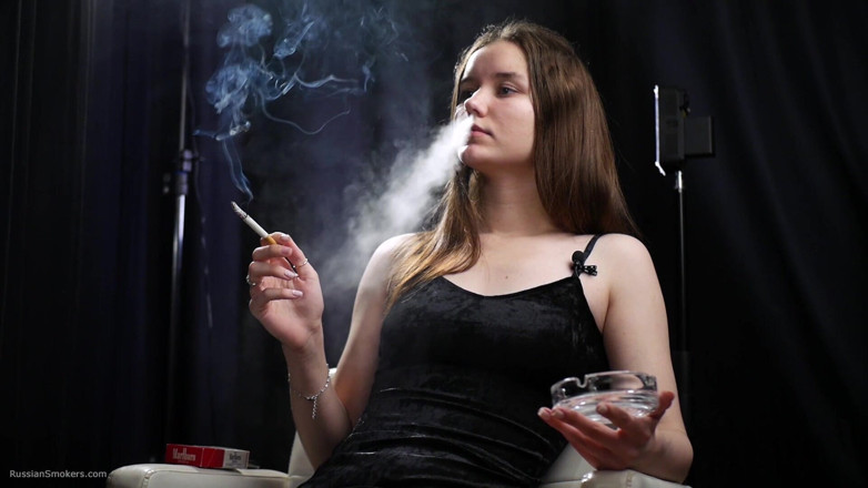 Russian Smokers: Studio seksi merokok mood si rambut coklat yang anggun