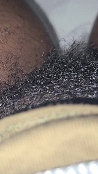 Hård kvinnlig orgasm medan du tittar på porr
