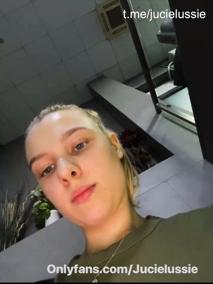 JuiceLussie: ジムでのクレイジーな公然たる女のセックス