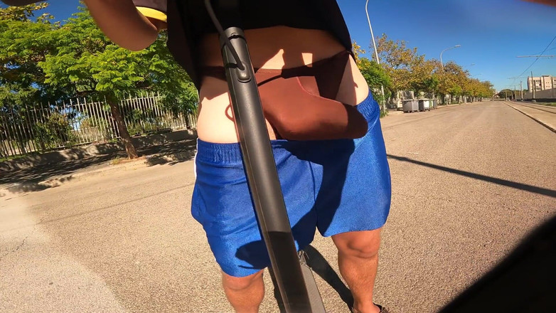 Cool Body: Cowok eksentrik ini lagi asik masturbasi pakai skuternya sambil pamer...