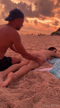 Erotische arschmassage am strand, frecher spaß im meer