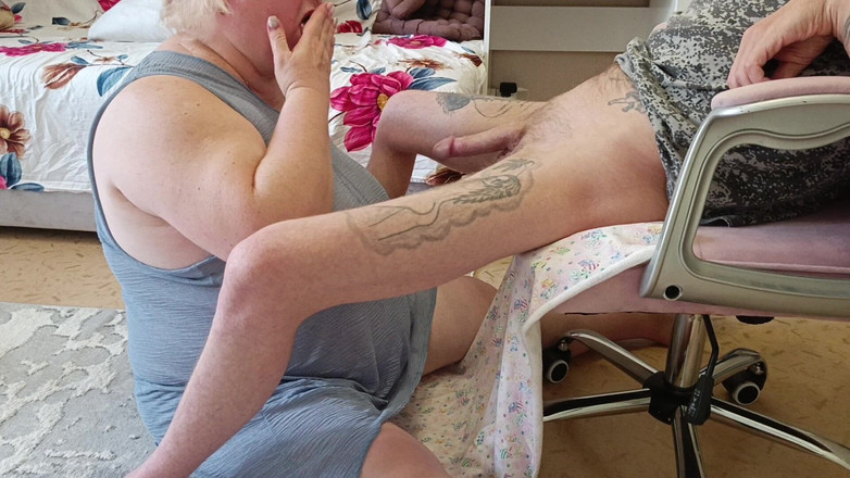Zona901: Vrouw kijkt toe terwijl vriend een diepe pijpbeurt geeft en...