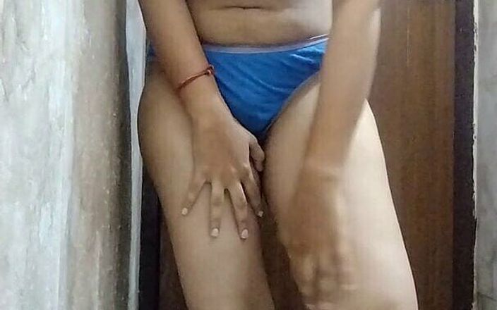 Riyathakur: Neuk nieuwe meid tijdens het baden in India