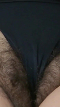 I capelli escono dalle mutandine di mia moglie e della sua sorellastra