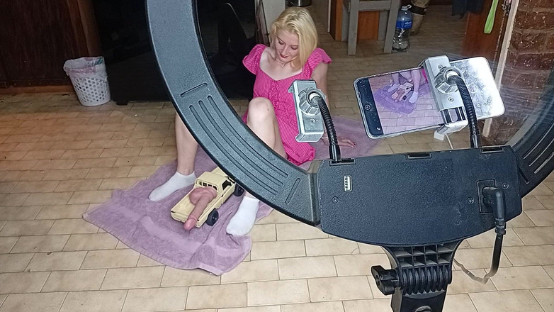 18blondteen: Studentka dostaje jej cipkę zerżnięta z samochodem RC