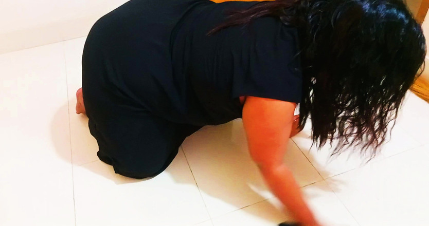 Aria Mia: Servitoare milf sexy futută de proprietar - sunet clar