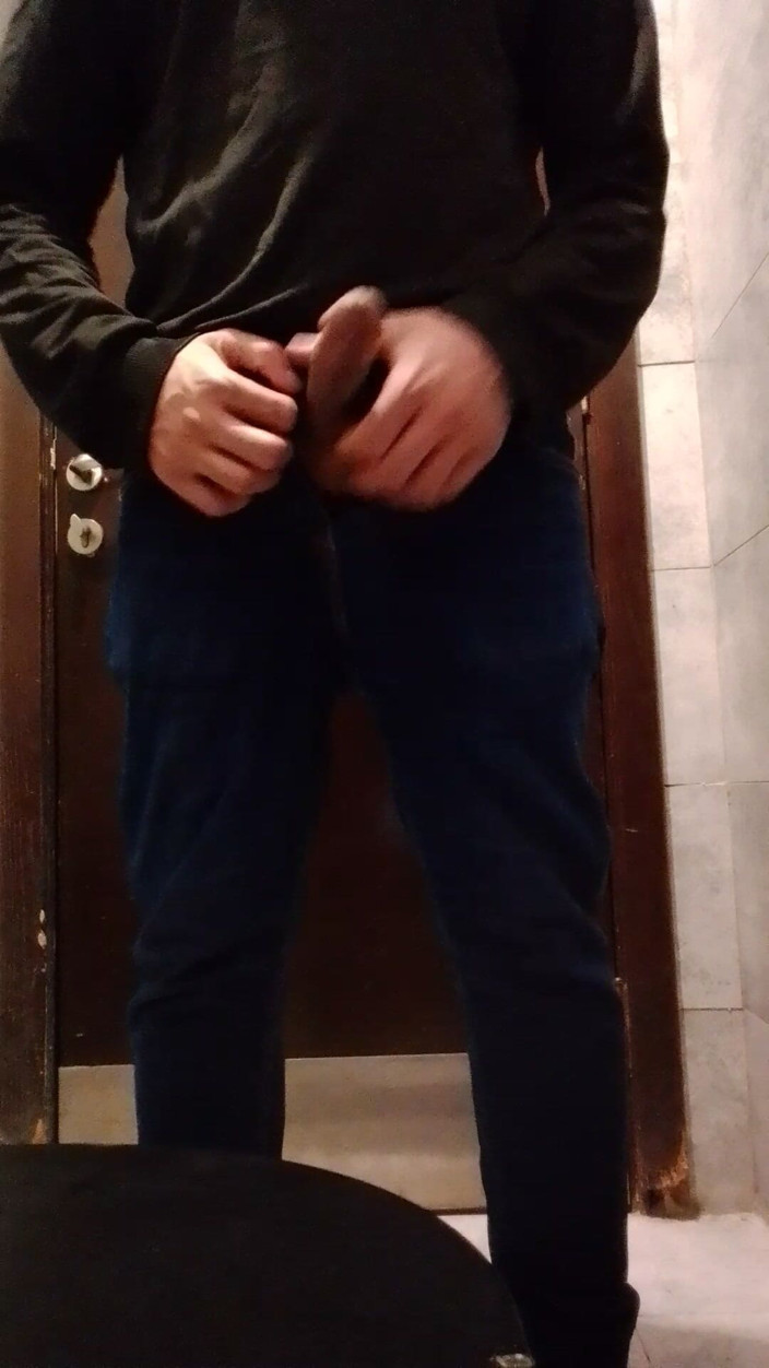 HemoShovel: Un giovane ragazzo indiano che si masturba nel suo bagno...