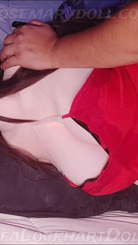 Tifa Si Abitua Con Un Abito Rosso Di Aeriths