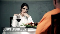 Sexy ředitelka věznice přivede vězně, aby splnil její fantazie